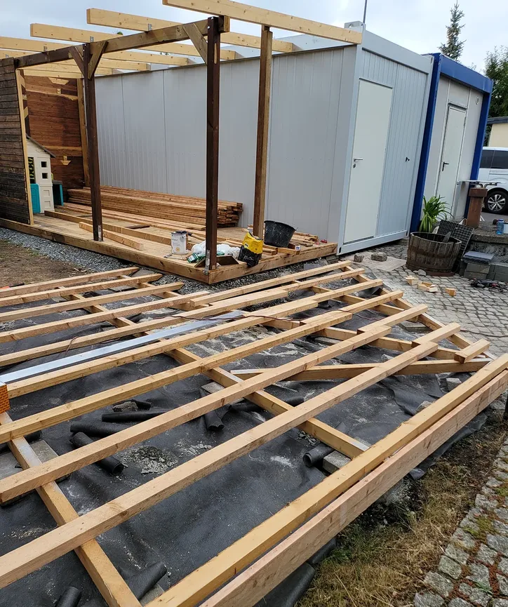 Vorher: Unterkonstruktion der Holzterrasse